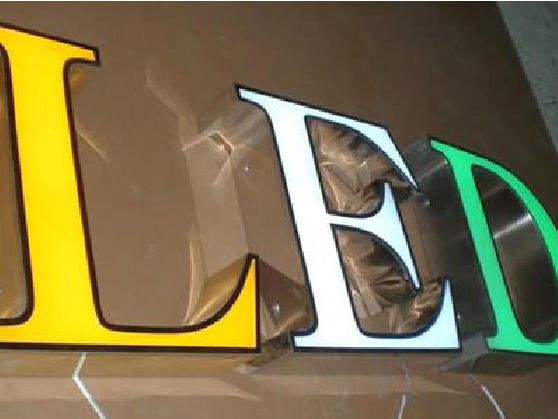 邵原介绍LED招牌的基础知识。